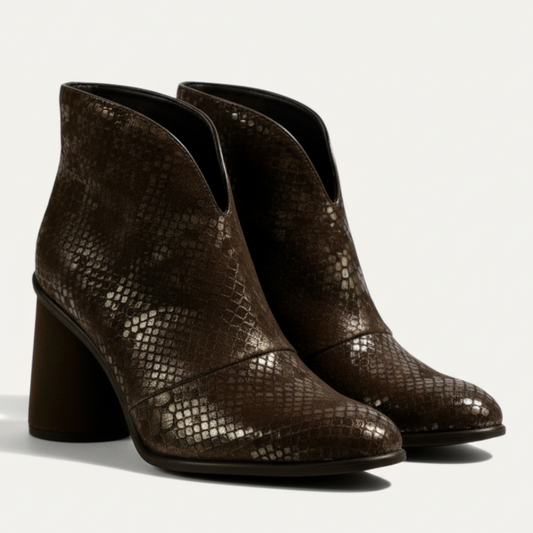 Botines Ana Marrón de EQUILIBRIO ZAPATOS by EIM en cuero con textura de serpiente, tacón de 9 cm y corte elegante.